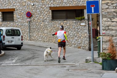 Kamp, Andorra: 1 Mart 2020: Encamp 'deki amatör yarışta insanlar ve köpekler. Andorra 'da Kanikros.