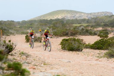 Cala Tarida, İbiza, Balearic Adaları, İspanya: 2017 abril 17: İbiza, Andorra 'da 2017 Vuelta İbiza Btt. İbiza 'da amatör yarış.