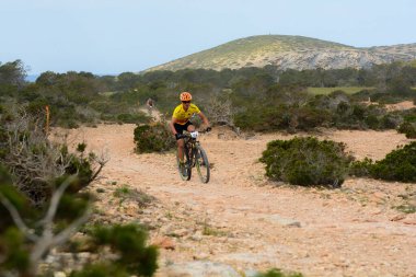 Cala Tarida, İbiza, Balearic Adaları, İspanya: 2017 abril 17: İbiza, Andorra 'da 2017 Vuelta İbiza Btt. İbiza 'da amatör yarış.