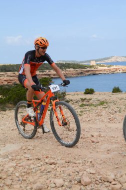 Cala Tarida, İbiza, Balearic Adaları, İspanya: 2017 abril 17: İbiza, Andorra 'da 2017 Vuelta İbiza Btt. İbiza 'da amatör yarış.
