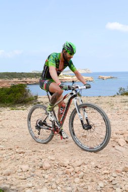 Cala Tarida, İbiza, Balearic Adaları, İspanya: 2017 abril 17: İbiza, Andorra 'da 2017 Vuelta İbiza Btt. İbiza 'da amatör yarış.