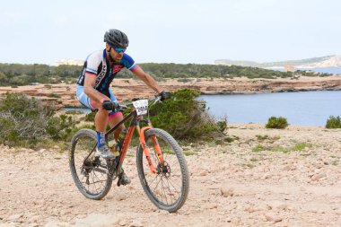 Cala Tarida, İbiza, Balearic Adaları, İspanya: 2017 abril 17: İbiza, Andorra 'da 2017 Vuelta İbiza Btt. İbiza 'da amatör yarış.