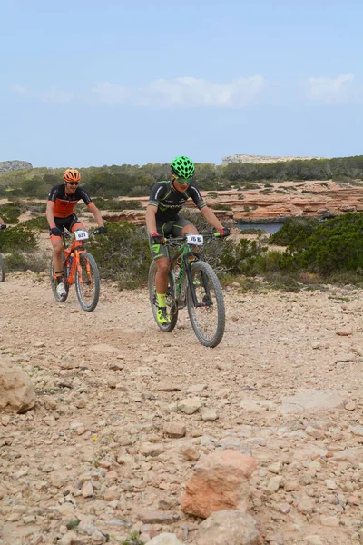 Cala Tarida Ibiza Baleárské Ostrovy Španělsko 2017 Abril Cyklisté Vuelta — Stock fotografie