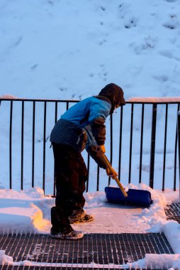 İnsan Andorra 'da kış günü kürekle karı temizler..