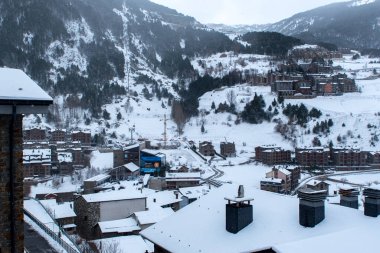Andorra 'nın Canillo şehrinde büyük bir kar yağışı ile şafak söküyor..