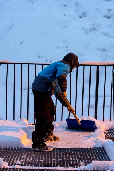 Mann Beseitigt Einem Wintertag Andorra Schnee Mit Einer Schaufel — Stockfoto