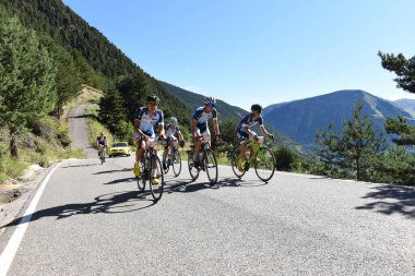 La Massana, Andorra: 16 Temmuz 2017: Andorra 'daki Volta Als Ports D Andorra 2017' de başlayan bisikletçiler. Andorra 'da amatör yarış.