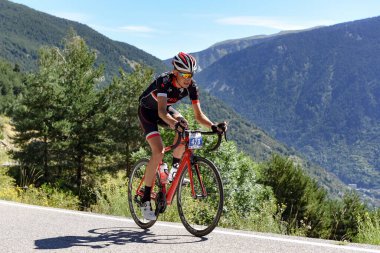 La Massana, Andorra: 16 Temmuz 2017: Andorra 'daki Volta Als Ports D Andorra 2017' de başlayan bisikletçiler. Andorra 'da amatör yarış.