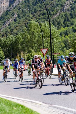 Canillo, Andorra - 22 Ağustos 2017: Canillo, Andorra 'da La Vuelta 2017' nin 10. evresinde bisikletçiler.