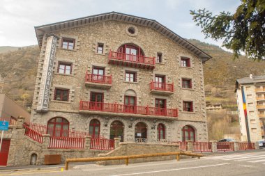 Kamp, Andorra: 18 Mart 2020: Kampta bulutlu bir gün. Andorran Kültür Bakanlığı eski Hotel La Rosaleda 'da inşa edildi..