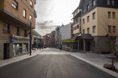 Kamp, Andorra: 18 Mart 2020: Encamp bulutlu bir gün. Sabah Andorra 'daki Kamp' ın ana caddesi..