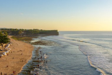 Endonezya 'daki Bali' de, Balangan sahilinde büyülü gün batımı.