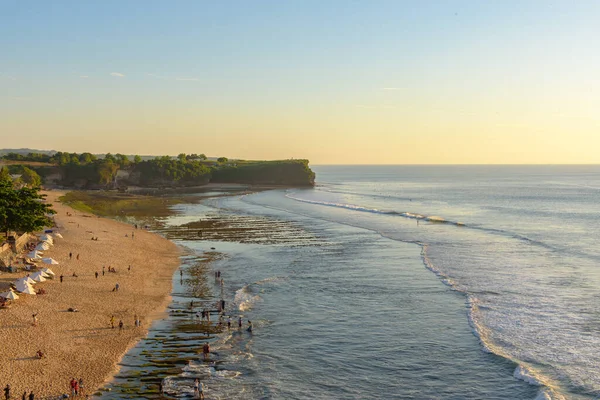 Endonezya 'daki Bali' de, Balangan sahilinde büyülü gün batımı.