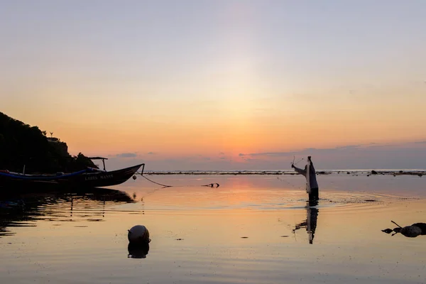 Bali Indonézia 2018 Április Halászat Naplementében Csodálatos Pantai Padang Padang — Stock Fotó