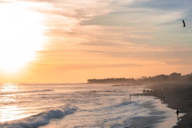 Endonezya 'nın Bali sahilinde güzel bir gün batımı..
