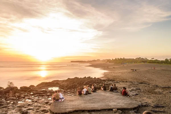 Endonezya Bali Deki Canggu Plajında Güzel Günbatımında Insanlar — Stok fotoğraf