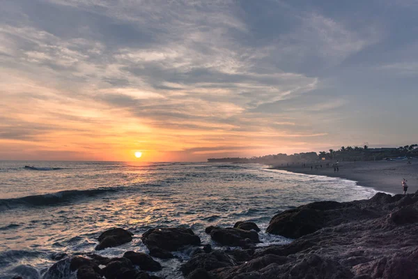 Endonezya 'nın Bali sahilinde güzel bir gün batımı..