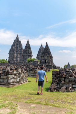 Yogyakarta, Java, Endonezya: 15 Kasım 2017: Gündüzleri Borobudur Tapınağında genç erkek turist, Yogyakarta, Java, Endonezya.