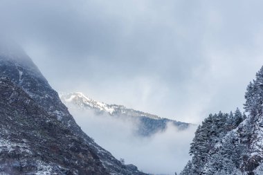 Andorra 'da büyük bir kar yağışı sonrası karlı dağlar.