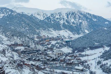 Andorra 'da Ransol, El Tarter ve Soldeu kışın şehir manzarası.