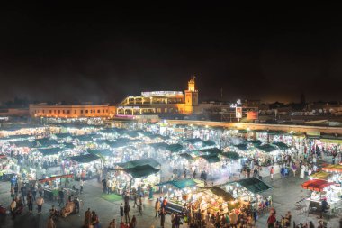 Marakeş, Fas - 28 Aralık 2018 Jamaa el Fna pazar meydanındaki insanlar. Jemaa el-Fnaa, Djema el-Fna veya Djemaa el-Fnaa, Marakeş 'te ünlü bir pazar ve meydan..