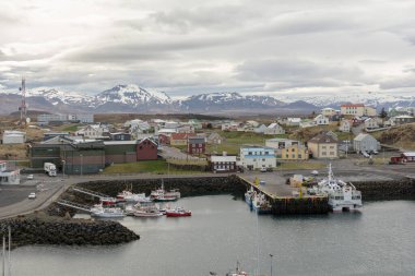 Olavsvik 'teki liman, Snaefellsnes yarımadasındaki tipik bir İzlanda kasabası.