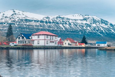 SEYDISFJORDUR, ICELAND, ECTOBER 19 Ekim 2019: Doğu İzlanda 'daki küçük Seydisfjordur kasabasının manzarası. Resimli kırsal kasaba. İzlanda 'nın güzel manzarası.