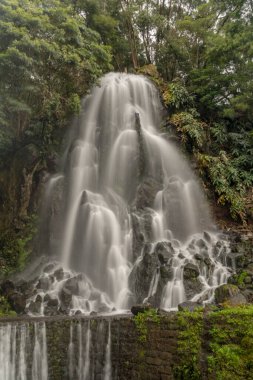 Ribeira dos Caldeiroes, Azores 'deki şelale sistemi.