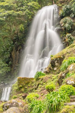 Ribeira dos Caldeiroes, Azores 'deki şelale sistemi.