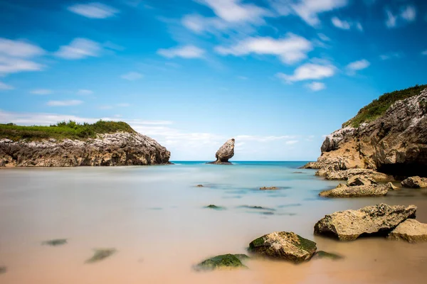 Güneşli Bir Günde Rocky Sahili Kıyı Manzarası Vahşi Doğa Küçük — Stok fotoğraf