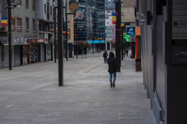 Andorra La Vella: 2020 Nisan: Andorra şehir merkezi, Andorra 'nın başkenti La vella, öğleden sonra Paris köprüsü boşken COVID-19 virüsü yüzünden kapatıldı..