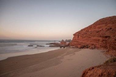 Atlantik Okyanusu kıyısındaki doğal kemerleriyle Legzira Sahili manzarası. Legzira Plajı, Fas 'ın okyanus kıyısında, Sidi Ifni' de Agadir yakınlarında yer alır..