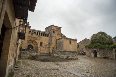 Santilana del mar, Sapin: 2019 Mayıs 2009 Bulutlu bir günde İspanya 'nın Santillana del Mar kentinin tipik eski dünya mirası köyü Sokaklar' daki Kilise