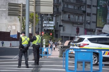 Andorra La Vella: 18 Nisan 2020: Andorra şehir merkezi, Andorra 'nın başkenti La vella, öğleden sonra Paris köprüsü boşken COVID-19 virüsü yüzünden kapatıldı..