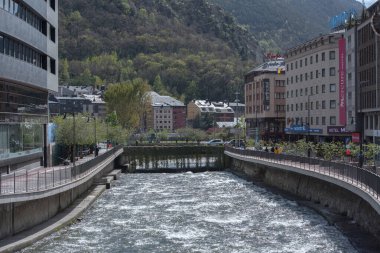 Andorra La Vella: 18 Nisan 2020: Andorra şehir merkezi, Andorra 'nın başkenti La vella, öğleden sonra Paris köprüsü boşken COVID-19 virüsü yüzünden kapatıldı..