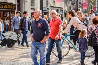 Barselona, İspanya: 1 NoV: İspanya 'nın Barselona kentindeki Ramblas del Mar asma köprüsünde İnsanlarla güneşli bir gün