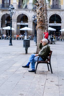 Barselona, İspanya: 1 NoV: İspanya 'nın Barselona kentindeki Ramblas del Mar asma köprüsünde İnsanlarla güneşli bir gün