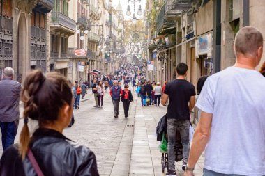 Barselona, İspanya: 1 NoV: İspanya 'nın Barselona kentindeki Ramblas del Mar asma köprüsünde İnsanlarla güneşli bir gün