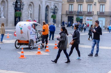 Barselona, İspanya: 1 NoV: İspanya 'nın Barselona kentindeki Ramblas del Mar asma köprüsünde İnsanlarla güneşli bir gün