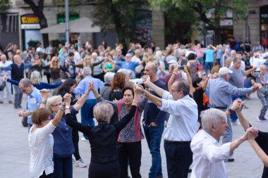 Barselona, İspanya: 1 NoV: İspanya 'nın Barselona kentindeki Ramblas del Mar asma köprüsünde İnsanlarla güneşli bir gün