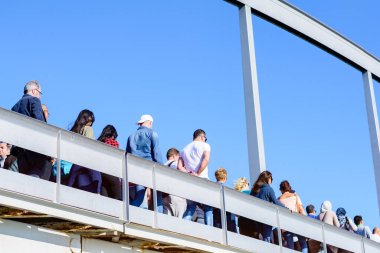 Barselona, İspanya: 1 NoV: İspanya 'nın Barselona kentindeki Ramblas del Mar asma köprüsünde İnsanlarla güneşli bir gün