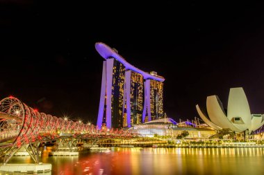 SINGAPORE - 2018 Nisan 19: marina körfezi kumları neredeyse ışık gösterisiyle dolu