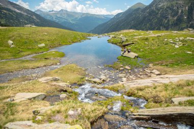 Ransol, Andorra: 2018 27 Haziran: Dağda bir çift. Andorra dağlarında güzel gökyüzü.