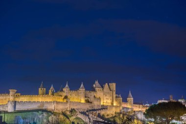 Carcassonne 'daki Ortaçağ Şatosu, Alacakaranlık. Fransa