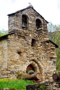 Prats, Canillo, Andorra: 01 MAY 2020: Canillo, Andorra 'da Sant Miguel de Prats adlı Prats kasabasında yağmurlu bir gün.
