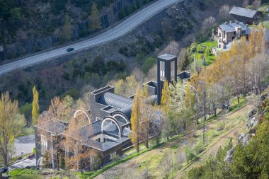 Meritxell, Andorra: 2 Mayıs: Meritxell, Canillo 'da Meritxell kasabasında güneşli bir gün, Andorra Prensliği, Meritxell Hanımefendimizin Sığınağı' nın yanında..