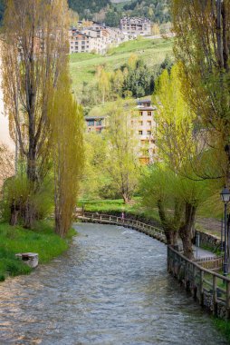 Canillo 'daki Andorran dağlarının güzel manzarası, Andorra' nın Andorra del Quer bakış açısına bakan Bench..