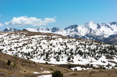 Andorra 'daki Siscaro Göllerine giden yolda güzel bir manzara..