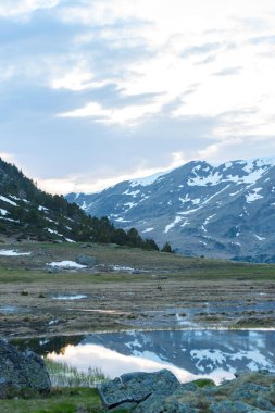 Canillo, Andorra 'daki Siquero nehrinin manzarası.