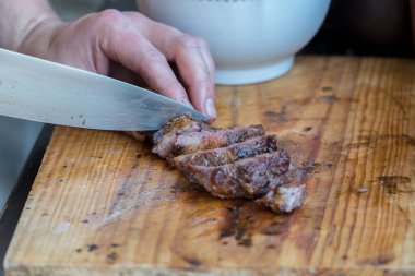 Geleneksel Arjantin ve Uruguay barbeküsünün yakın çekimi.